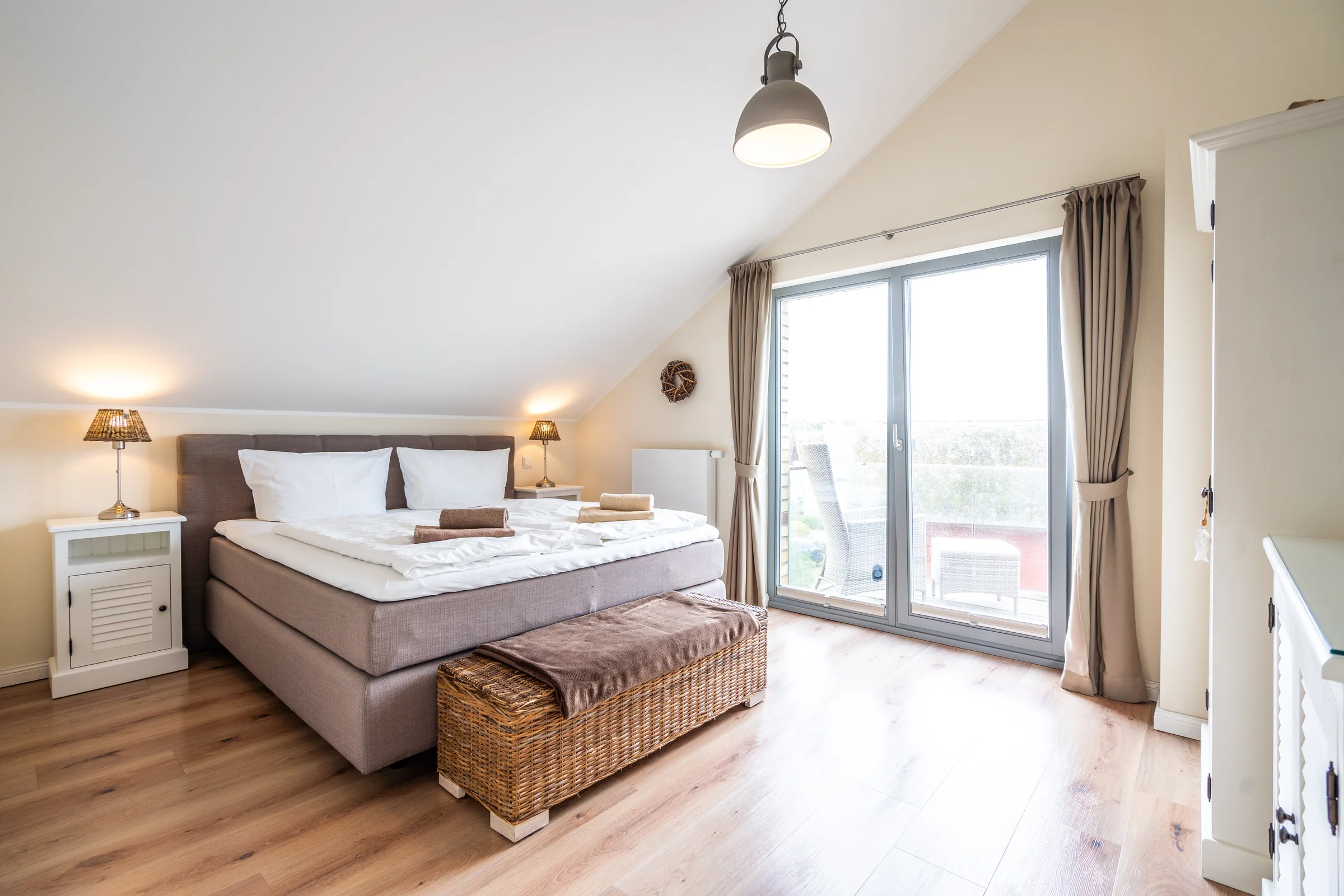 Schlafzimmer mit Boxspringbett